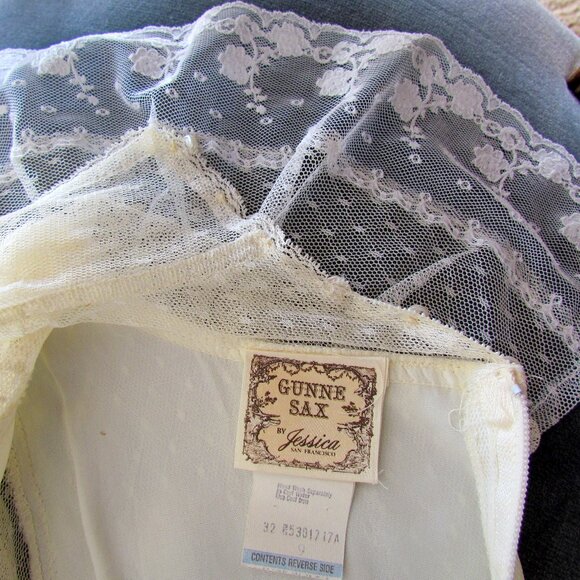 GUNNE SAX VICTORIAN STYLE WEDDING GOWN, CREAM w WHITE LACE, RUFFLES--GORGEOUS! - Picture 3 of 12